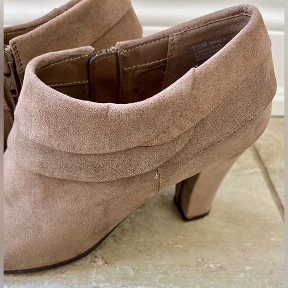 Aerosoles tan ankle booties. EUC size 7.5 - Picture 3 of 7